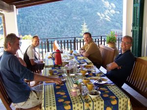 Xtrallusion photo library of independent, self-guided walking and sightseeing holidays in Italy. Pictures, images, photos and photographs taken along the way of this 1-day walking itinerary, to give you a visual impression of the day's walk.